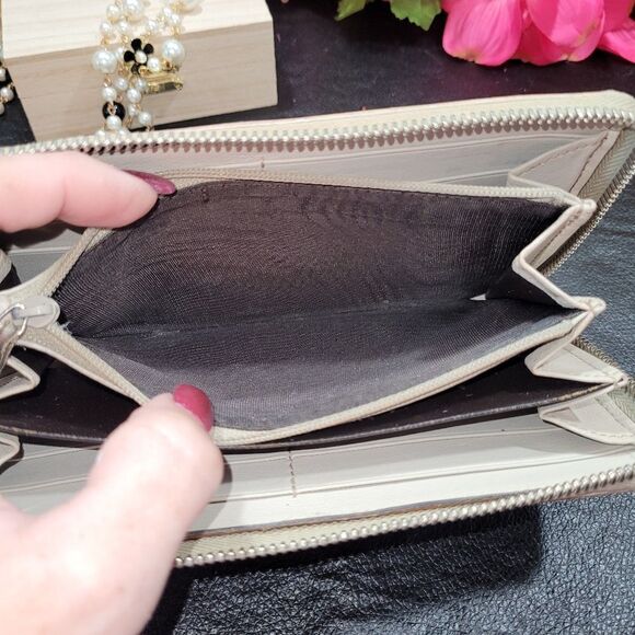Gucci Beige Guccissima Leather Long Wallet Authentic - Picture 13 of 16